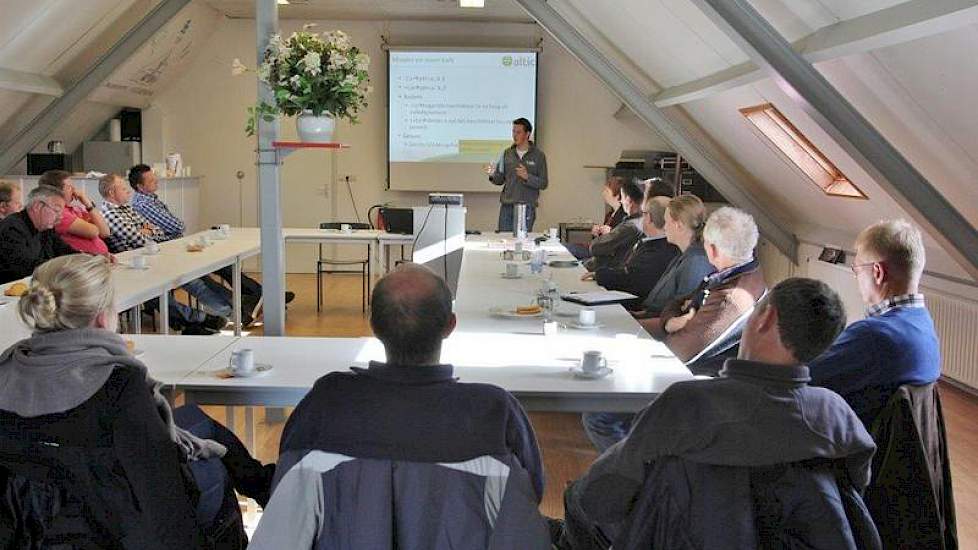 Maurits Greydanus van Altic geeft de preitelers uitleg over gebreksziekten in prei.