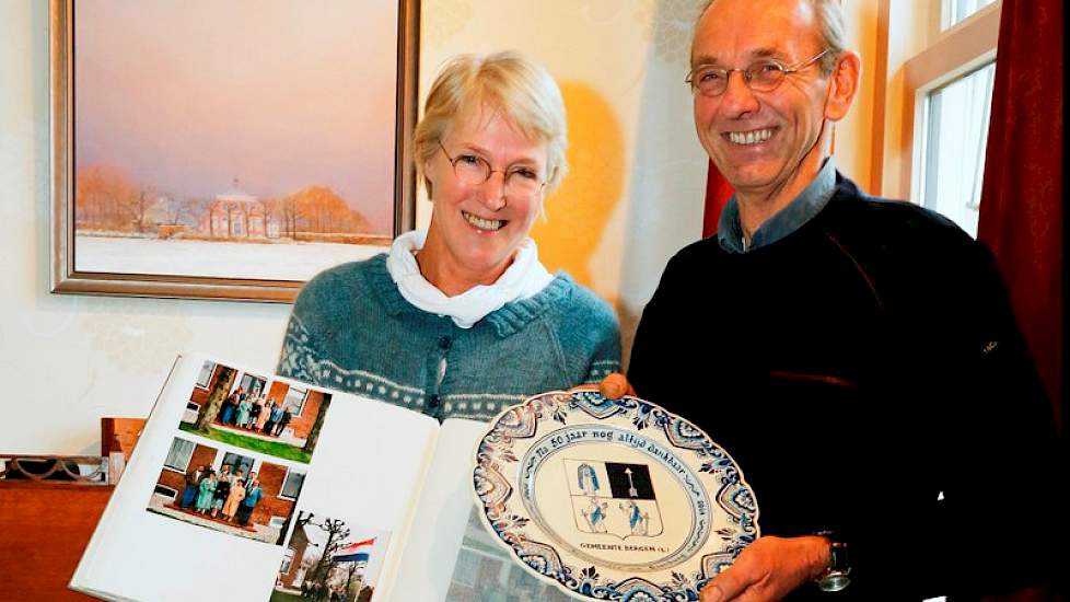Ties en Petra Oosterhuis met het wandbord dat ze kregen in 1995, vijftig jaar na de bevrijding. In die zomer zijn de acht toen nog levende kinderen van Tönnissen op bezoek geweest in Roodeschool.