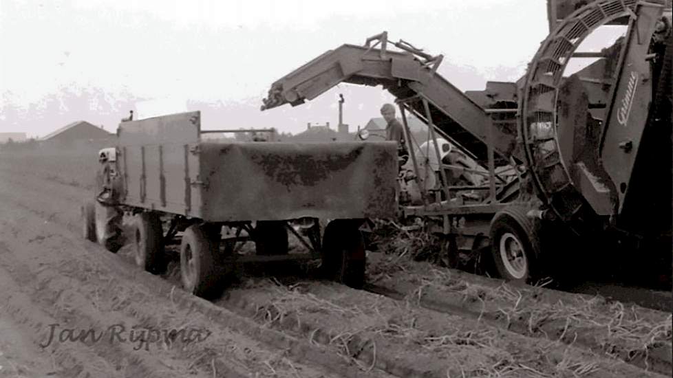 1969: Een Ford 4000 met een 2-rijige Grimme wagenrooier. De wielen van deze machine zijn schuin geplaatst, zodat deze toch een spoorbreedte van 1,50 meter heeft. Het transport gebeurt met een John Deere 920 en een Miedema zelflossende 4-wielige wagen