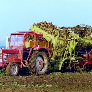 1979: Jan Rijpma rooit zijn bieten met 1-rijige Stoll C45. De afvoer gebeurt met een International 423  met daarachter een Unicum Kipper met 3,5 ton laadvermogen.
