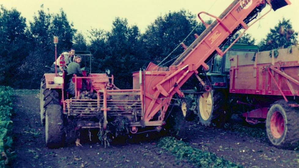 1977: Henk Rijpma met de Matrot bietenlader van loonbedrijf Onno Bakker