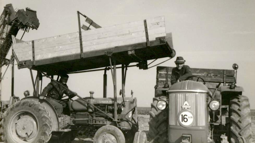1964: Loonbedrijf Nijssen uit Dronten rooit de bieten van Rijpma met een Vicon 1-rijige bietenrooier. Bolinder Munktell Volvo, type 320 Buster met een 3 cylinder 37 Pk dieselmotor. De bunker wordt gelost met een aangedreven bodemketting.