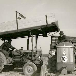 1964: Loonbedrijf Nijssen uit Dronten rooit de bieten van Rijpma met een Vicon 1-rijige bietenrooier. Bolinder Munktell Volvo, type 320 Buster met een 3 cylinder 37 Pk dieselmotor. De bunker wordt gelost met een aangedreven bodemketting.