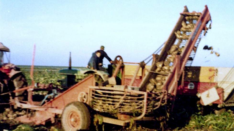 1968: Bieten opladen 1968 door Loonbedrijf Nijssen Dronten. Het opladen van de bieten gebeurt op een J-F wagen met bodemketting en bietenopvoer(los)ketting.