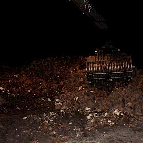 De laadploeg kwam uiteindelijk pas aan het eind van de nacht. Het laden gebeurde daarom deels in het donker.