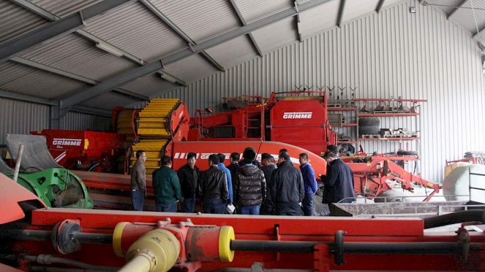 Begin volgende week bezoekt de groep het was- en sorteerbedrijf van Aviko in Steenderen; ook hoopt Aviko dat de weersomstandigheden het tegen die tijd toelaten dat her en der aardappels worden gepoot, want dan gaat het bedrijf nog met de Chinese telers, e