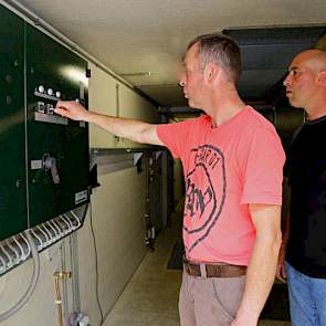 Herman en Bert bij de bediening in de ventilatieruimte.