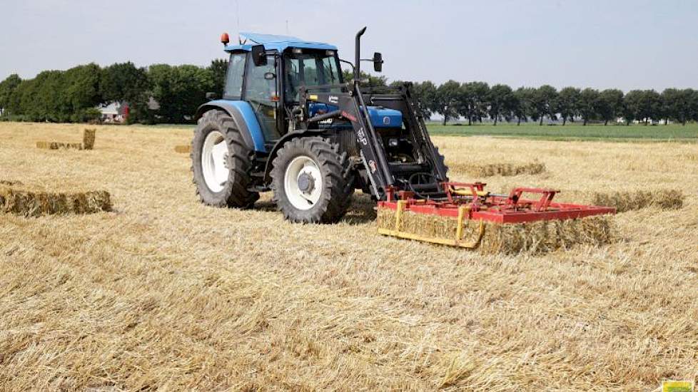 Het stro wordt verkocht aan veehouders in de buurt.