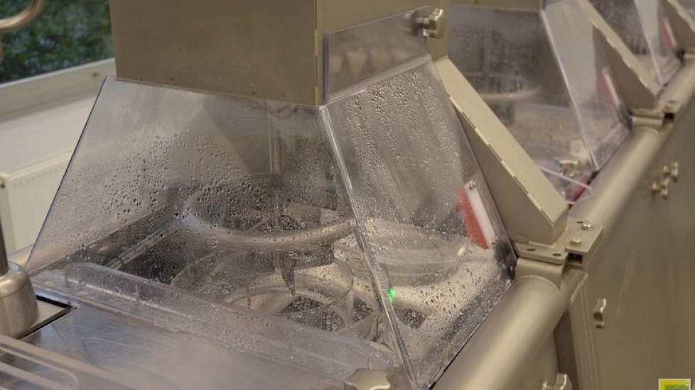 Het monster wordt vermengd met water en geroerd. Er komt extra water bij, zodat het grondmonter goed kan weken.