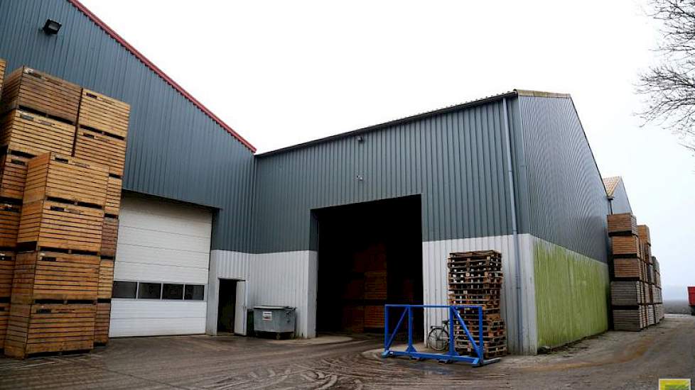 De sorteermachine staat in een schuur uit 2013. Bij het afbreken van de oude Domeinschuur is de vaste sorteerinstallatie blijven staan. De nieuwe schuur is om de machine heen gebouwd.