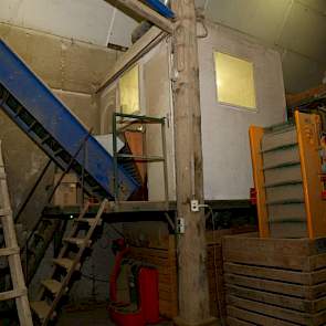 De sorteermachine van Bercomex heeft hij sinds 2008, daarvoor had hij een machine van Compas. De sorteerder is ingebouwd tegen de achtergevel van de schuur, nog net niet onder het schuine deel. Het is een heel compacte machine: een korte sorteerlijn met e