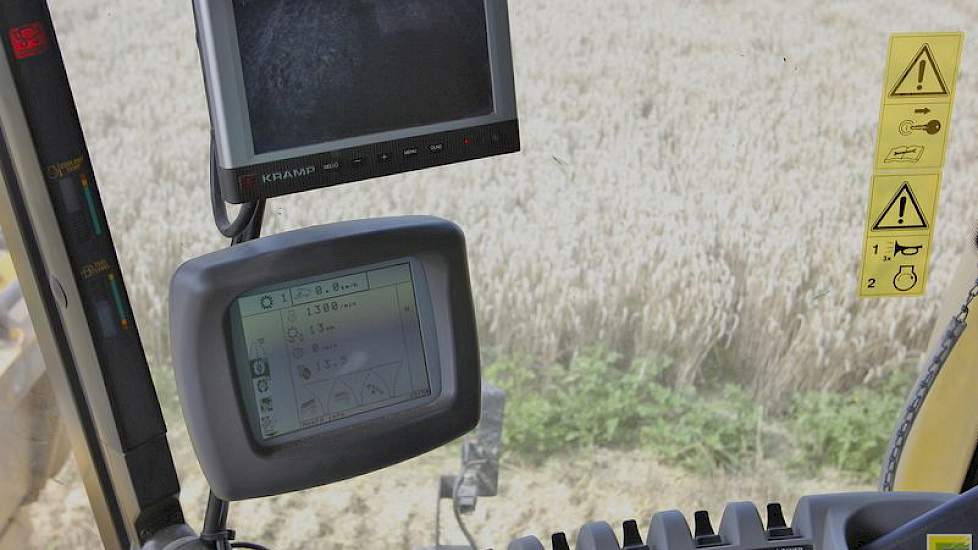 In de CX 820 uit 2006 zit geen gps. Wel kan de chauffeur de opbrengst zien en de vochtgehaltes. „De vochtmeter was kapot geweest. De nieuwe moesten we dus eerst kalibreren. Daarom was de eerste meting met 18 procent vocht nog wat hoog. Het bleek later ron