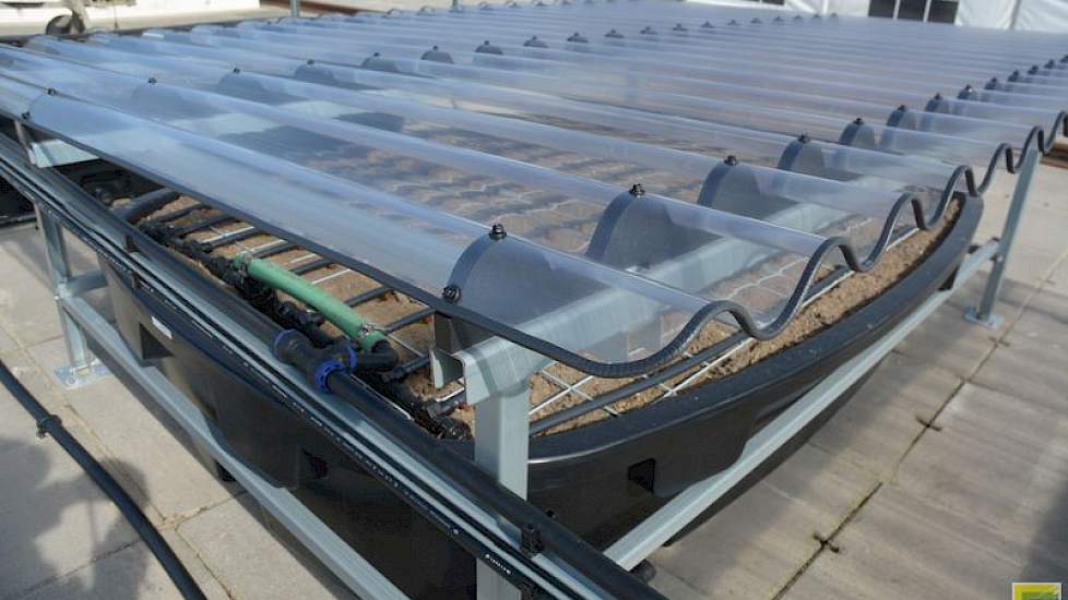 Elke bak heeft een dak van golfplaten. Door de wind en de zon op het dak verdampt het water in de fytobakken. De resten gewasbeschermingsmiddelen worden in de bak afgebroken.
