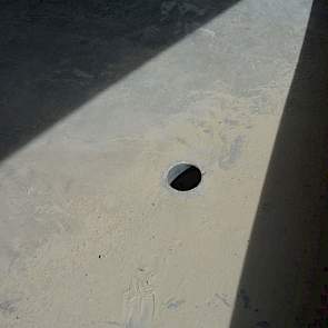 Op het laagste punt stroomt het afvalwater door een put in de vloer naar een bezinkput, waar het water en de modder worden gescheiden.