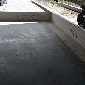 De vloer van de wasplaats is voorzien van keerwanden om uitspoeling van het afvalwater naar het oppervlaktewater te voorkomen.