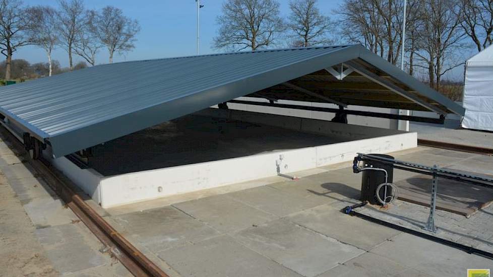 Het verrijdbare dak is uniek, het zorgt er voor dat het een gesloten systeem is. 'Met dit dak kan de wasplaats worden afgedekt tegen neerslag, waardoor het risico op uitspoeling van restanten gewasbeschermingsmiddelen vanaf de wasplaats naar het oppervlak