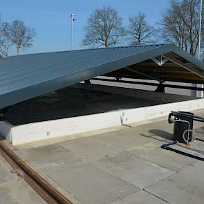 Het verrijdbare dak is uniek, het zorgt er voor dat het een gesloten systeem is. 'Met dit dak kan de wasplaats worden afgedekt tegen neerslag, waardoor het risico op uitspoeling van restanten gewasbeschermingsmiddelen vanaf de wasplaats naar het oppervlak