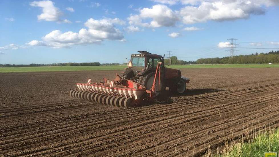 4 mei: Er is gezaaid op 37,5 cm en er worden 640.000 bonen per hectare gezaaid. Dat is omgerekend 175 kilo per hectare.