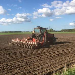4 mei: Er is gezaaid op 37,5 cm en er worden 640.000 bonen per hectare gezaaid. Dat is omgerekend 175 kilo per hectare.