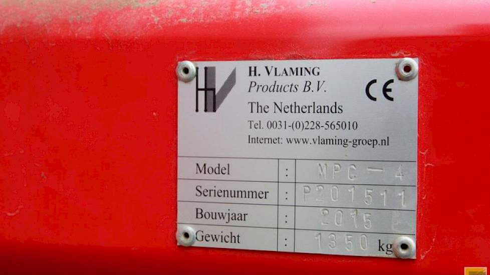 Het selecteren gebeurt met een Vlaming. De akkerbouwer heeft bij de aanschaf bewust gekozen voor de meest luxe variant. ‘Dat maakt de kar wel duur, maar ook heel goed.’ Het is het derde seizoen dat Oosterhuis met deze machine werkt. De teler had eerst een