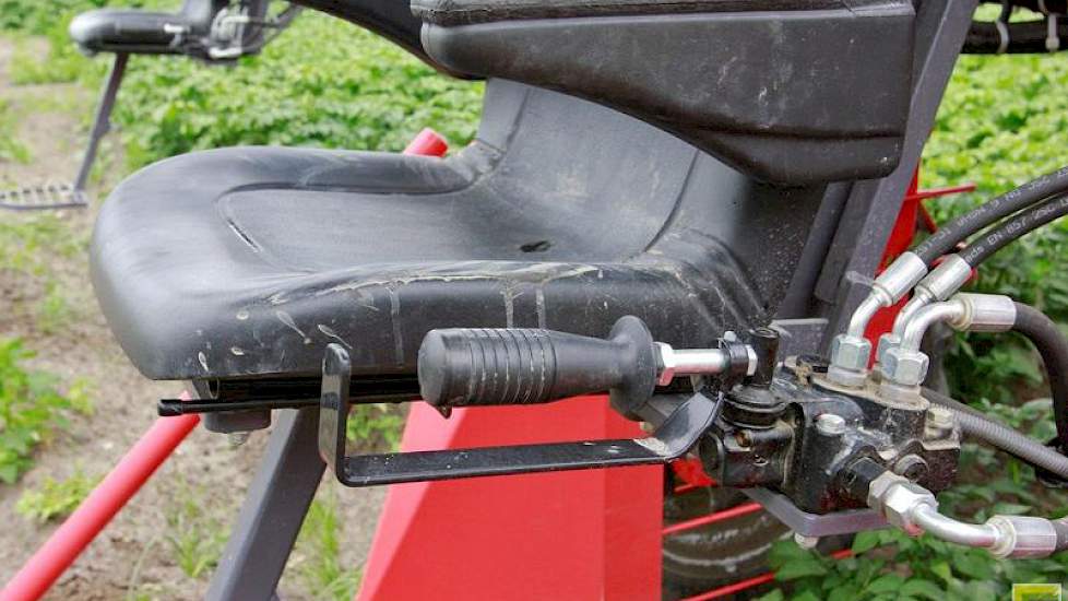 De kar is hydraulisch aangedreven. De stoelen en de loofbak kunnen hydraulisch bewegen. ‘Dat maakt de afvoer van het afval een stuk makkelijker.’ De kar is ook vierwiel aangedreven in plaats van twee. ‘Hij rijdt altijd door.’