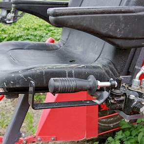 De kar is hydraulisch aangedreven. De stoelen en de loofbak kunnen hydraulisch bewegen. ‘Dat maakt de afvoer van het afval een stuk makkelijker.’ De kar is ook vierwiel aangedreven in plaats van twee. ‘Hij rijdt altijd door.’