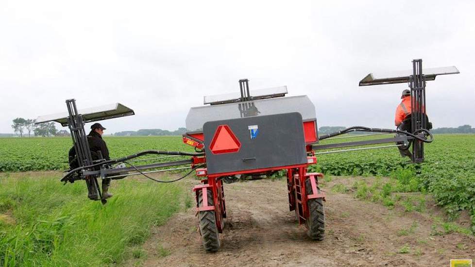 In uitgeklapte stand is de kar zes meter breed. Elke selecteur bekijkt vier rijen. De stoelen hangen precies boven de twee middelste rijen van de betreffende selecteur. ‘Dan heb je de rijen goed in beeld. Bovendien hoef je dan niet zoveel rijen over te st