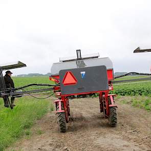 In uitgeklapte stand is de kar zes meter breed. Elke selecteur bekijkt vier rijen. De stoelen hangen precies boven de twee middelste rijen van de betreffende selecteur. ‘Dan heb je de rijen goed in beeld. Bovendien hoef je dan niet zoveel rijen over te st