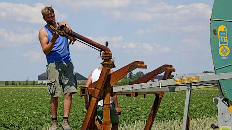 In Swifterbant (FL) zijn  vader Jaap van der Eijk (68) en zijn beide zonen Pieter (40) en Jan-Jaap (37) al enkele dagen druk met de beregeningswerkzaamheden om de extreme droogte het hoofd te bieden. Op een van de te beregenen percelen verwisselt Jan-Jaap