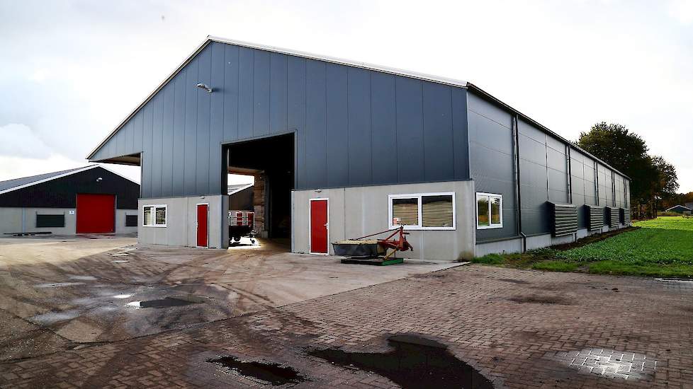 Met 200 hectare heeft Beijering ook nog een grote akkerbouwtak. Ze verbouwen voornamelijk pootaardappelen. Hij bouwde een nieuwe pootaardappelloods van 1.500m vierkante meter voor 3.000 kisten. Ze drogen en koelen de pootaardappelen door middel van natuur