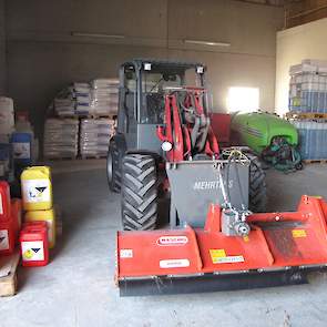 De pluimveehouder heeft een eigen shovel. Het laden en uitrijden van de kuikens doet een Poolse laadploeg met een shovel van Westerbeek. Zijn medewerkers schuiven de mest in iedere stal op een bult. Een lokale loonwerker haalt de mest op. De loonwerker he