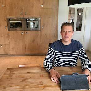 Westerbeek heeft vier medewerkers waarvan drie fulltime en één parttime, die de kuikens verzorgen. Joost is zelf van dinsdag tot en met vrijdag in Duitsland. Achter zijn iPad bekijkt hij meerdere keren per dag de verdeling en de voer- en wateropname van d