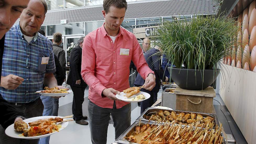 Dr. ir. Sanderine Nonhebel, universitair hoofddocent Milieukunde aan de Rijksuniversiteit Groningen, schrijft dinsdag 6 maart in het Dagblad van het Noorden dat iedere wereldburger dertig kilo vlees per jaar ‘moet’ eten. Vegetarische alternatieven hebben