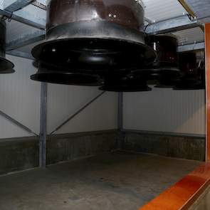 Boertien gaat werken met lengteventilatie. Met zeven kokerventilatoren beschikt hij over ruim voldoende capaciteit. „Om de vergunning rond te krijgen moesten de ventilatoren de lucht minimaal op vier meter hoogte uitblazen.”