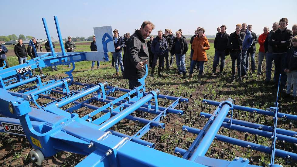 De aanwezigheid van de wiedeg van het Franse Carre was volgens Den Herder een primeur voor Nederland. „Het is een vrij traditionele eg, voortbordurend op de oude techniek, met een veerstalen tand voor bodemvolgend veldje. Dit in plaats van een tand met ve