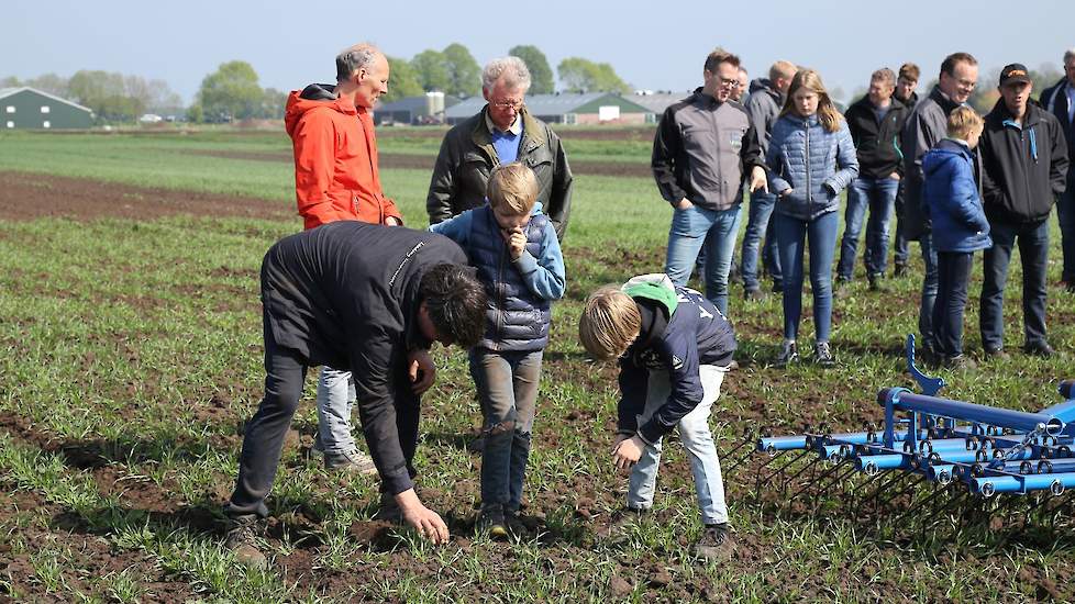 Jong geleerd is oud gedaan en meten is weten. Op het testperceel wordt het resultaat van de mechanische onkruidbestrijding heel precies beoordeeld. Den Herder: „Ik heb van de bezoekers begrepen dat ze de demonstraties interessant vonden en voldoende hebbe