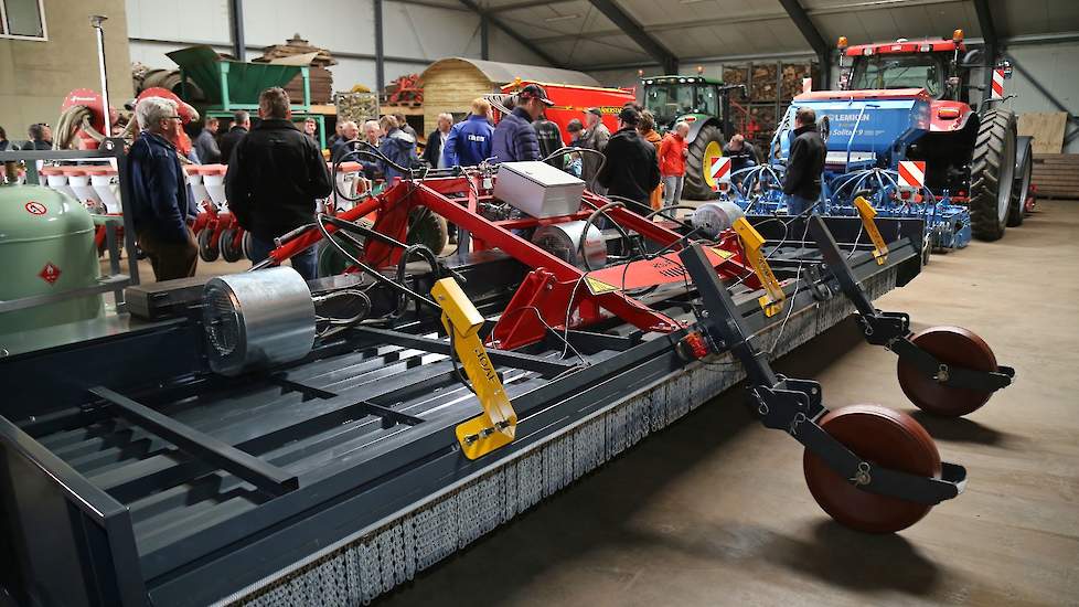 De onkruidbrander van Hoaf is volgens Den Herder een effectieve manier om het onkruid te bestrijden. „Door het thermisch afbranden met infraroodwarmte verbrand je de plantencellen, waardoor het onkruid afsterft.”