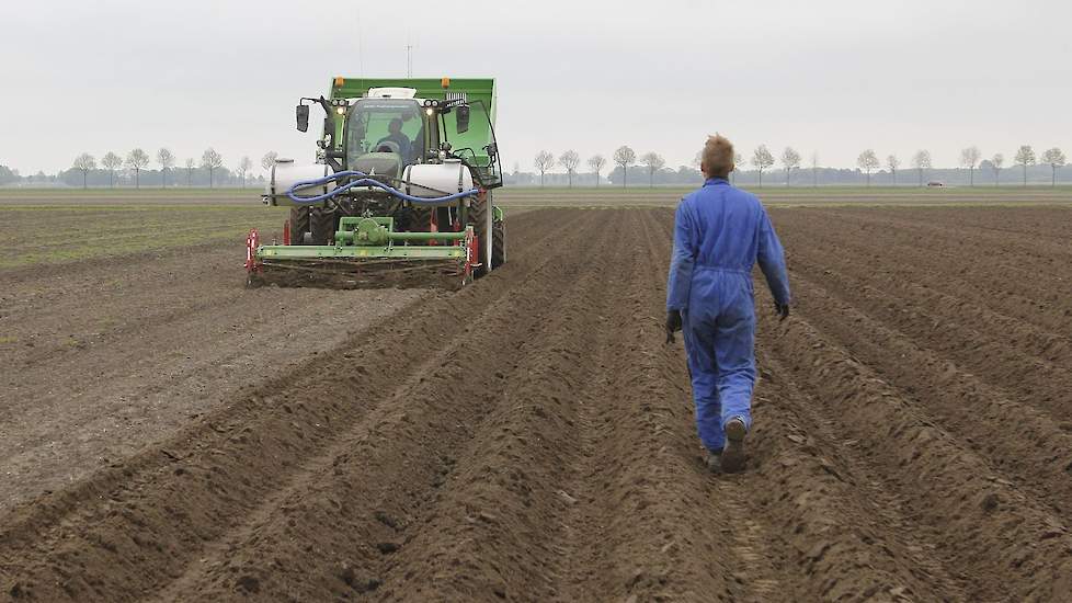 Scholtens laat weten in de afgelopen dagen een beetje haast te hebben gemaakt met poten. „Want we zijn al wat aan de late kant. De omstandigheden zijn nu goed, maar het poten moet wel deze week klaar komen.”