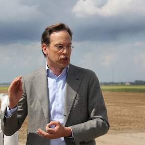 Het is de bedoeling dat regionale boeren, te weten negen telers die eerder al inschreven, en een tiende die er vandaag bij kwam, zo een bijdrage kunnen leveren aan de eiwittransitie. Over deze eiwittransitie van dierlijk naar plantaardig, sprak Gedeputeer