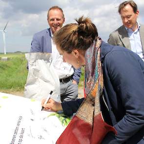Een nieuwe deelnemer zet vandaag haar handtekening. Harry’s Farm in Swifterbant ziet ook heil in deze pilot en is dan ook een van de deelnemende telers. Dit jaar teelt hij verse soja op 2,7 hectare. „Het mooie is dat het een echt Flevolands project is waa