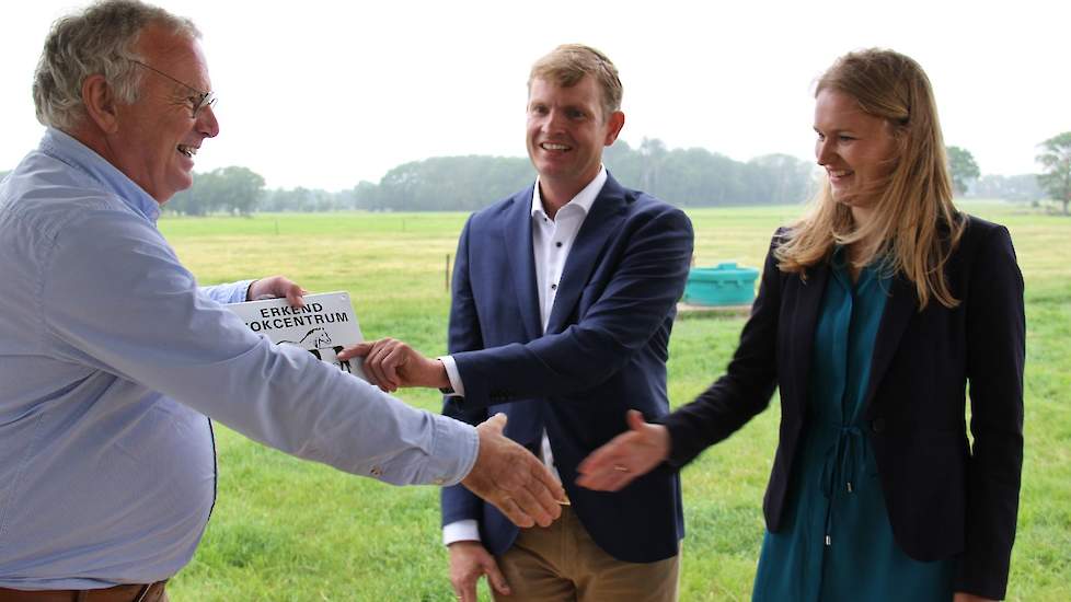 Maurits en Jessica Tepper horen van de veearts, tevens voorzitter van de Stichting Zeldzame Huisdierenrassen (links op de foto), dat Eytemaheert vanaf donderdag 26 juni een Erkend Fokcentrum is voor Groninger Blaarkoppen. Ze hopen dat het ras spoedig niet