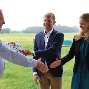 Maurits en Jessica Tepper horen van de veearts, tevens voorzitter van de Stichting Zeldzame Huisdierenrassen (links op de foto), dat Eytemaheert vanaf donderdag 26 juni een Erkend Fokcentrum is voor Groninger Blaarkoppen. Ze hopen dat het ras spoedig niet