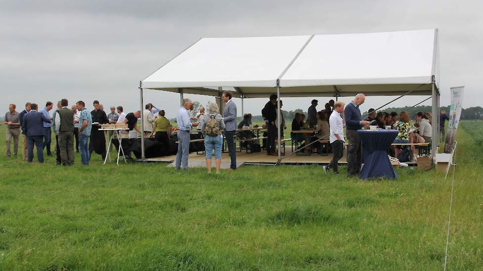 In plaats van de minister spreekt Sander Band, MT-lid bij het ministerie LNV, lovende woorden uit over dit bedrijf ‘dat een minimale belasting vormt voor de leefomgeving’. Hij zegt dat boeren het ministerie vragen om niet voor te schrijven hoe zij regels