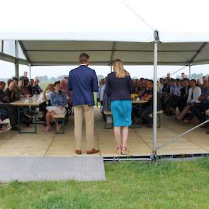 Boeren met de natuur, met alle denkbare onderdelen van eigen bedrijf en daarin de balans vinden, dat is de uitdaging volgens Maurits. „High-tech middelen omdat meten weten is, moeten hier leiden tot zo efficiënt en duurzaam mogelijk boeren, met onze hybri