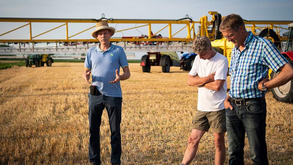 Akkerbouwers van pilotbedrijven laten aan collega’s zien hoe spuittechnieken werken.