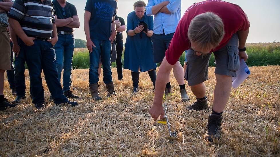 Techniekspecialist Herman Krebbers van Delphy laat zien wat de depositie van een bepaalde techniek is.