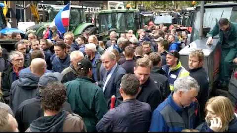 Honderden boeren protesteren bij provinciehuis Fryslân