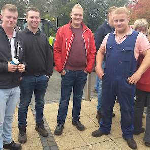 Vlnr: Rik Cazemier (medewerker melkveehouderij), Arjan Dijk (medewerker akkerbouwbedrijf), Sander Bosma (akkerbouwer) en Arjan Kroeze (akkerbouwer). Cazemier: „We zijn hier omdat we het niet vinden kunnen dat de stikstofruimte die boeren niet benutten wor