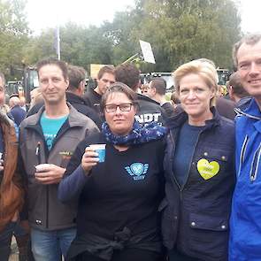 Melkveehoudster Monique Middag (tweede van rechts) uit Wapse: „Ik dacht dat het een democratie was in Nederland, maar via een achterdeurconstructie worden onze rechten afgepakt. Dat een provincie iets bovenop landelijk beleid kan zetten is ook ongehoord.