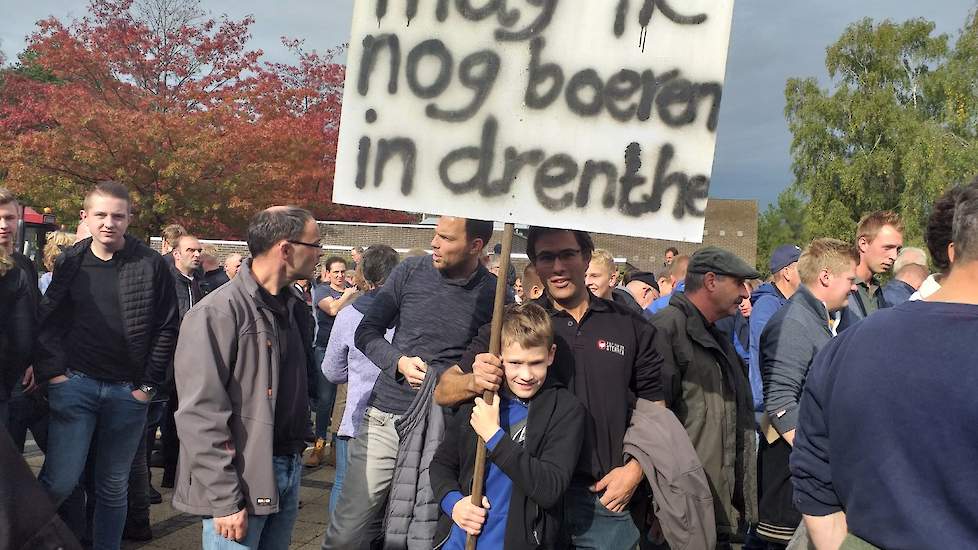 De 10-jarige Frank is ook bij het protest aanwezig, samen met zijn vader Bart. „Ik ben hier voor mijn toekomst”, zegt Frank. Vader Bart vult aan: „Je moet je nu serieus afvragen of dat nog kan, boer worden. Hij heeft een kalkoenen- en akkerbouwbedrijf in